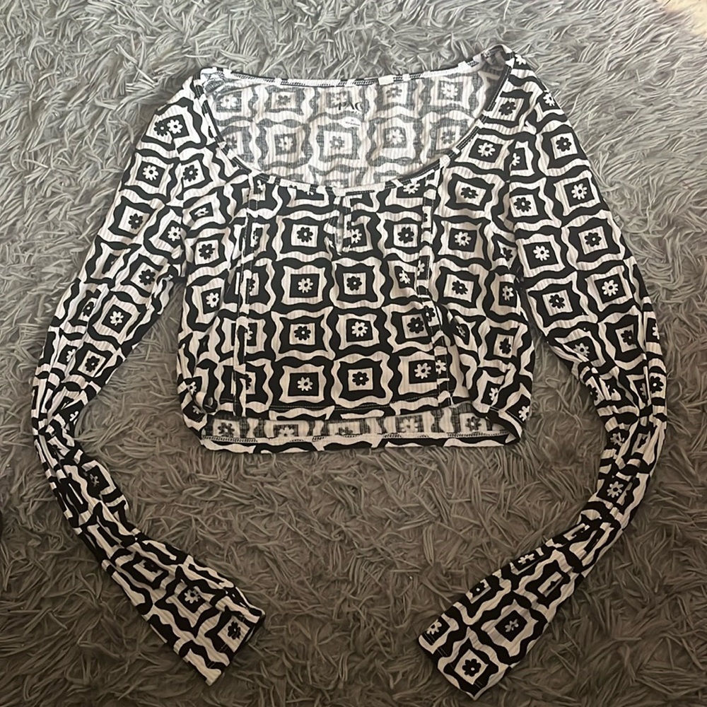 White and black PacSun cropped long sleeve tee, size M